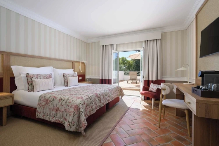 Classic room with balcony and with garden view