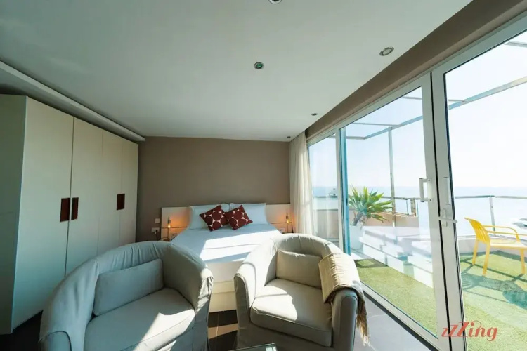 Gorgeous Seaviews From a Stunning Studio