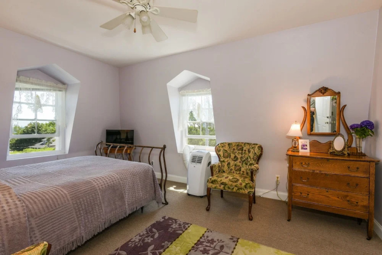Payne's Harbor View Inn