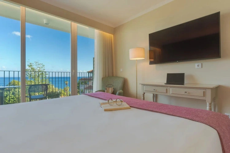 Standard Double room with balcony and with partial sea view