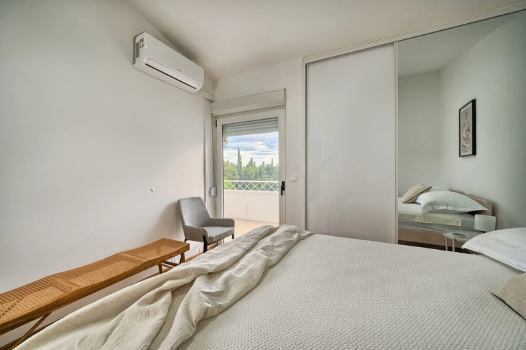 A - Luxury apt w big Balcony, 4 min Walk to Beach