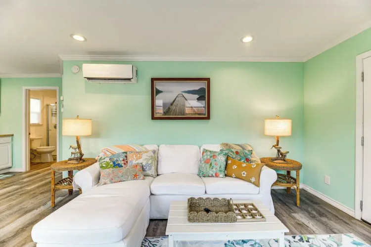 Walk to Pier & Dining: Central Rockport Cottage