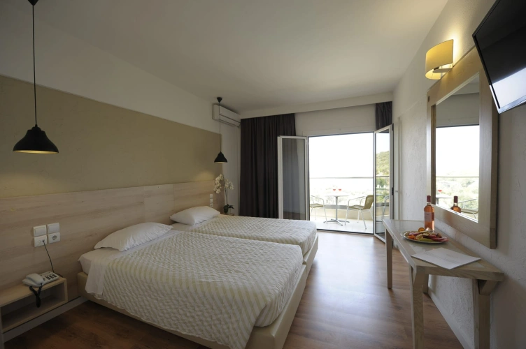 Classic Twin room with partial sea view