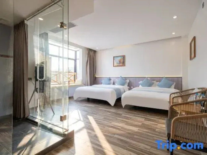 Standard Twin room with partial sea view