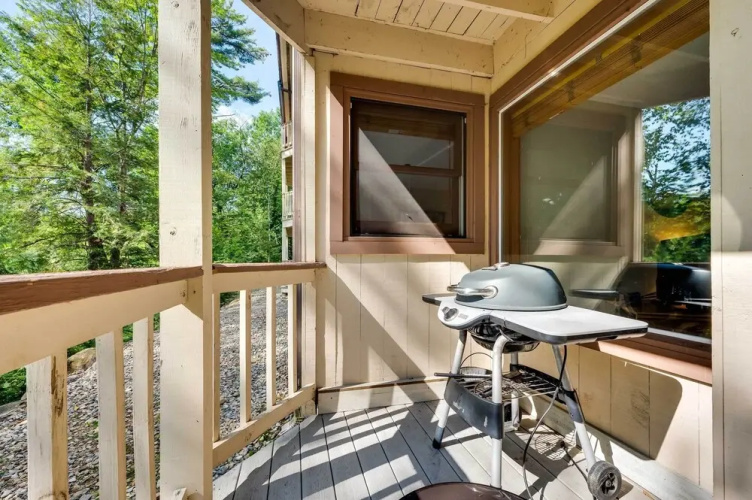 Riverfront Lincoln Condo w/ Patio + Pool Access!