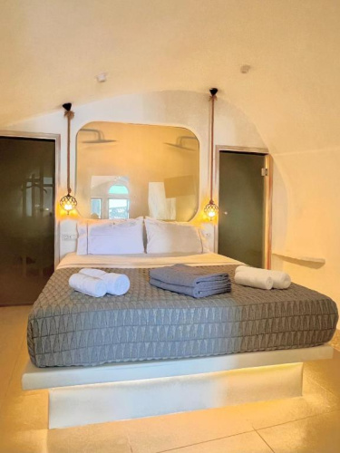 Oia Angle Cavehouse