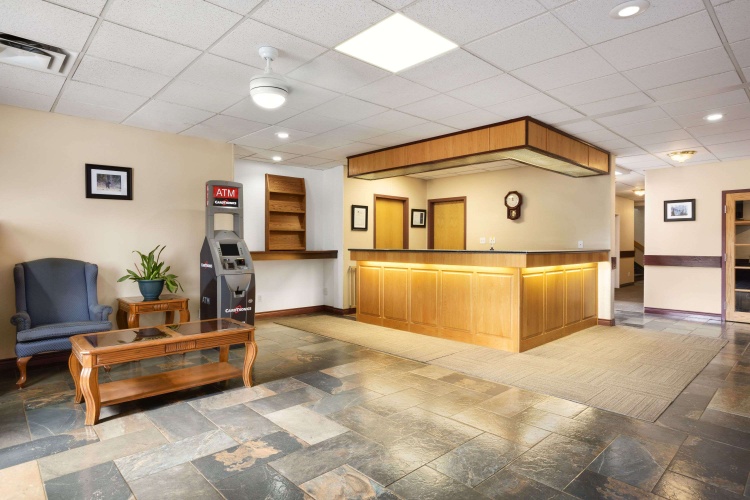Days Inn by Wyndham Hinton photo 11