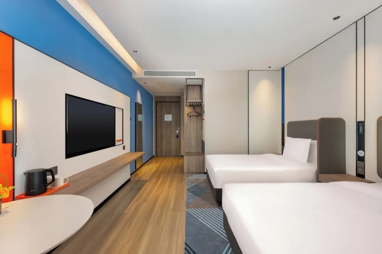 Standard Quadruple room with city view