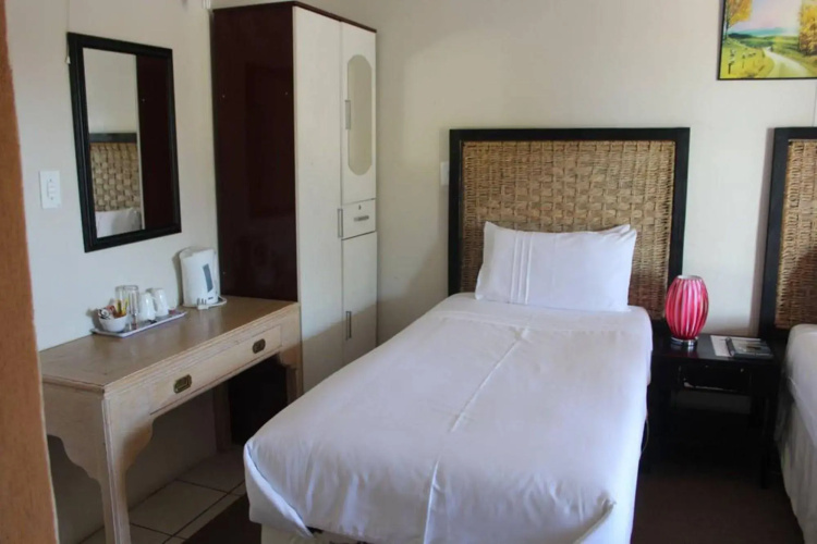 J and E Cyaara Guest House