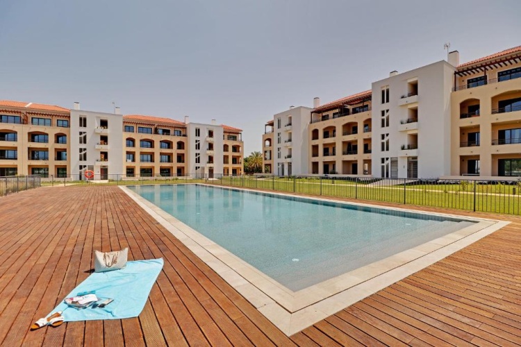 Apartment with pool view