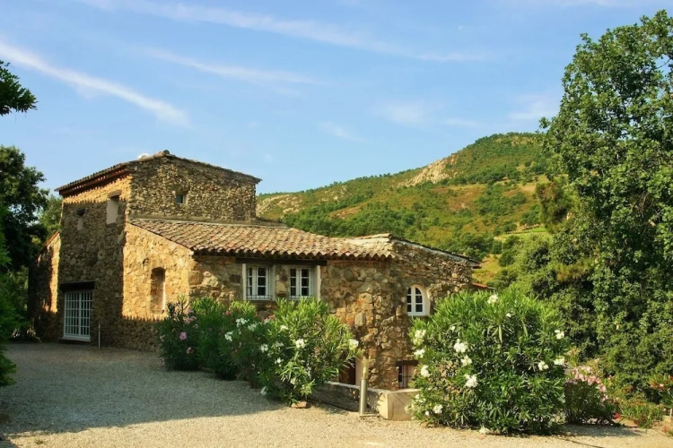 1 Bedroom Apartment with mountain view