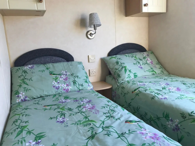 2 Bed-sleeps4-beachfront-free Parking