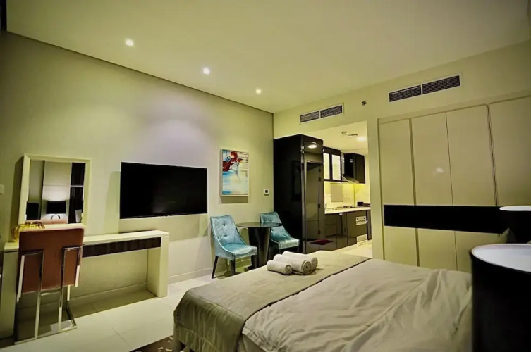 Stunning Studio Dubai with Infinity Pool and Canal View