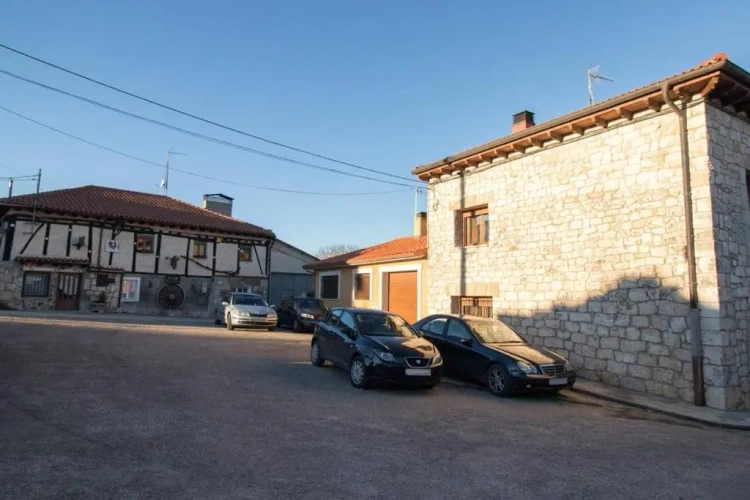 5 Bedrooms Cottage