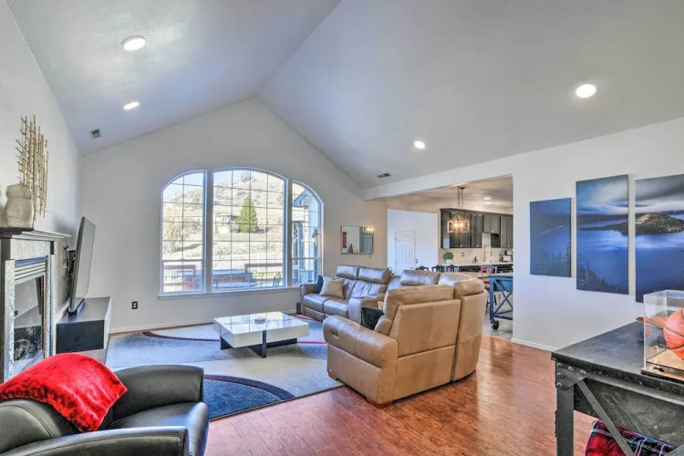 Alluring Home w/ Fire Pit < 1/2 Mi to Oit!