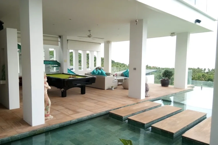 6 Bedrooms Villa