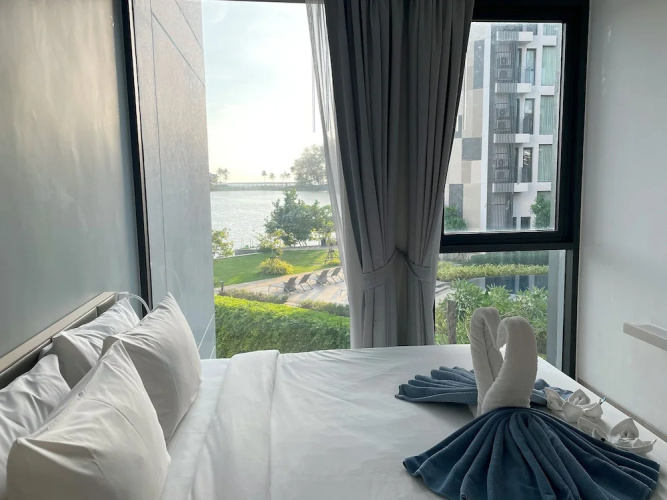 Modern apartment at Cassia by Lofty