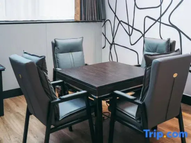 Mengzhou Lightning Bear E-Sports Hotel