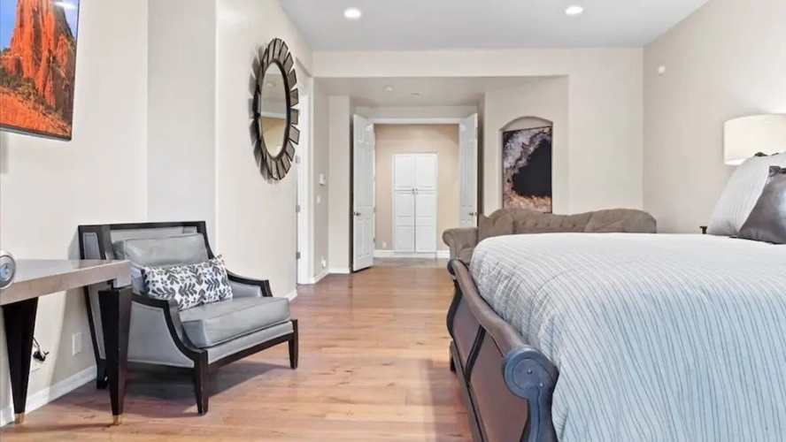 6 Bedrooms Studio