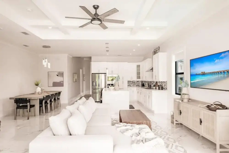 Luxurious Naples 4BR w Pool by Vanderbilt Beach