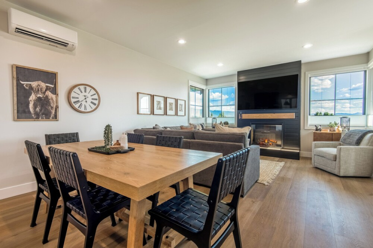 3 BR Duplex w/ Full Kitchen, W & D