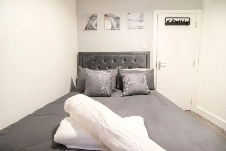 London Apt - Sleeps 4 - Parking - Wifi