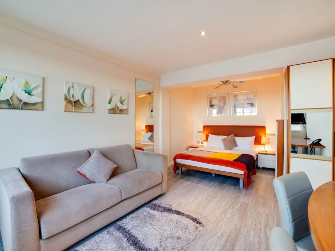 Simplistic Studio in London With Jacuzzi