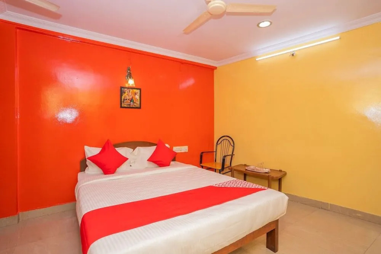 OYO 26900 Royal Inn