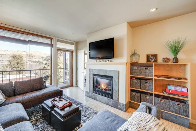 Walk to the Lake: Chelan Condo w/ Mtn Views!