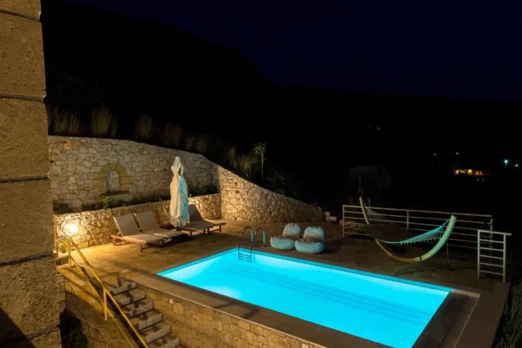 2 Bedrooms Villa