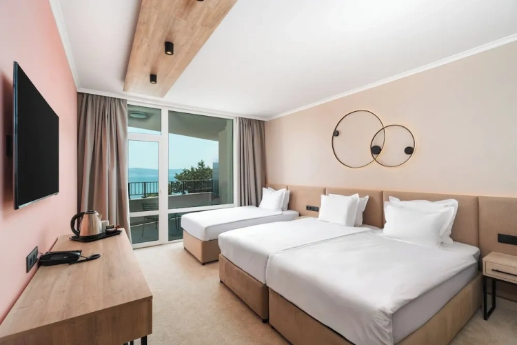 Deluxe Triple room with balcony and with sea view