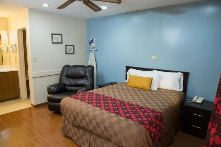 Townhouse Inn & Suites