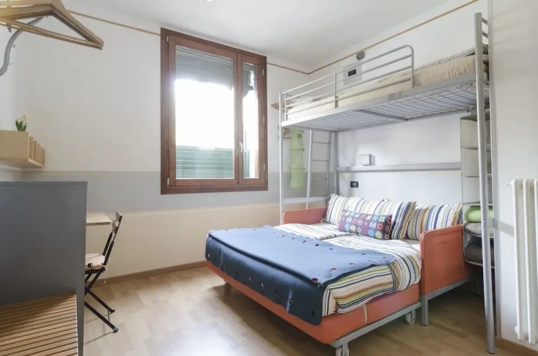 Standard Triple room with city view