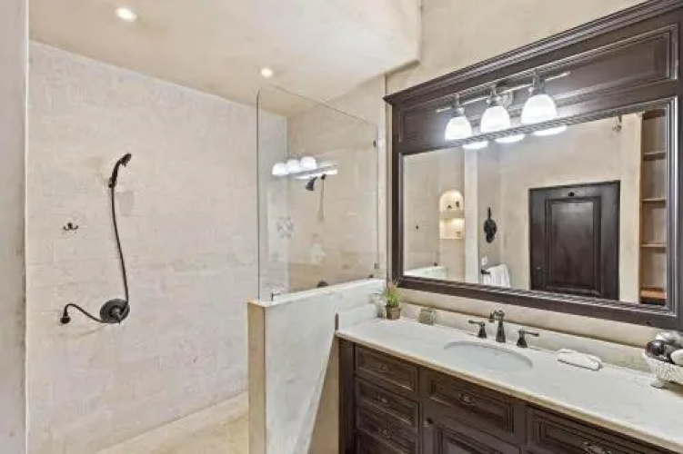 Beachfront Luxury condo with 2 swimming pool