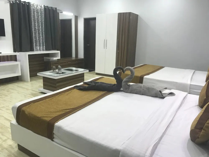 FabHotel Bee Town