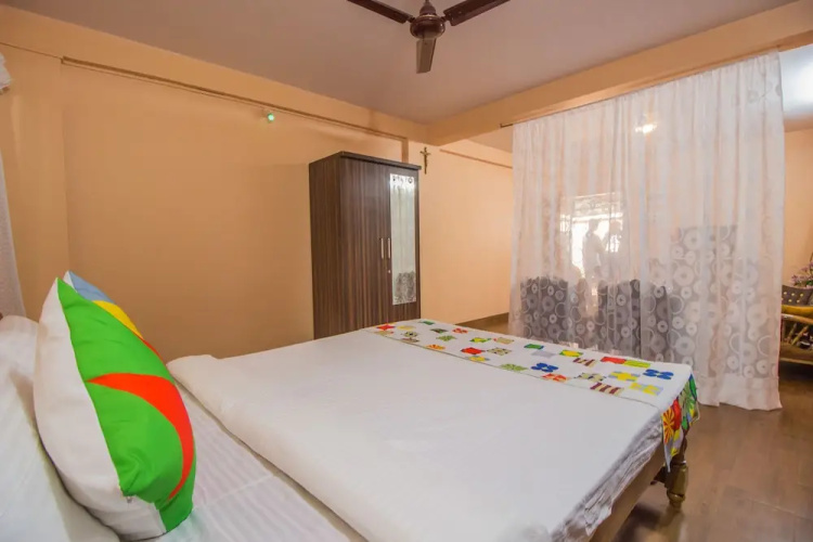OYO 12197 Home Colourful Studio