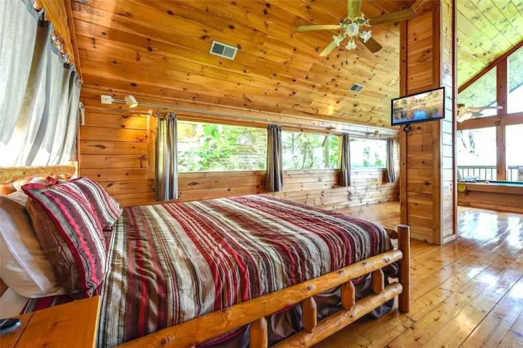 Solid Gold 1 Bedroom Home with Hot Tub