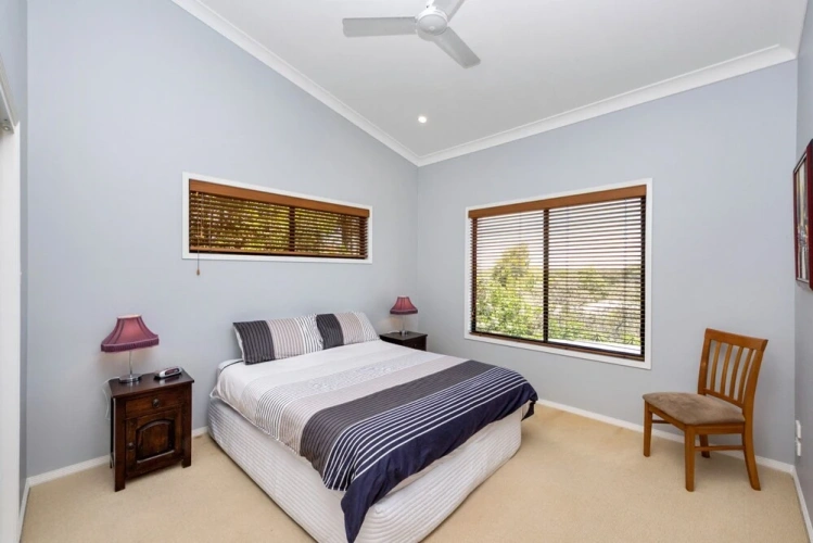 4 Bedrooms Cottage with balcony