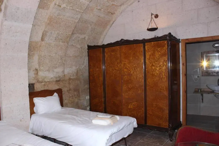 Eagle Cave Inn