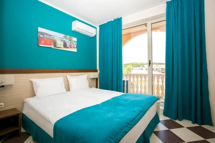 1 Bedroom Apartment with park view