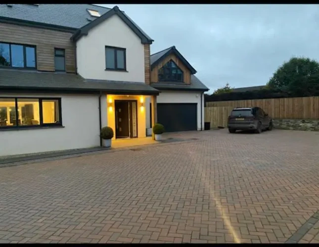 4 Bedrooms Cottage