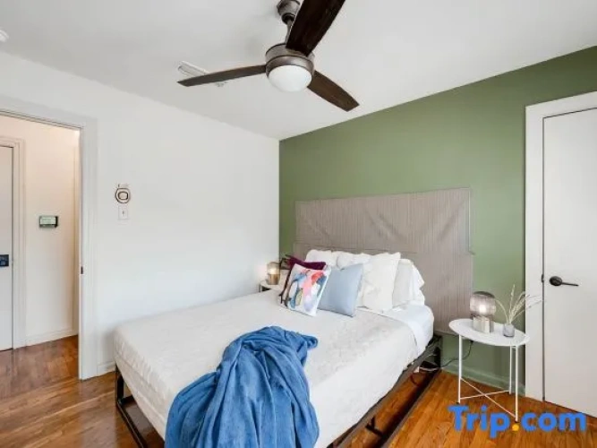 5 Bedrooms Apartment