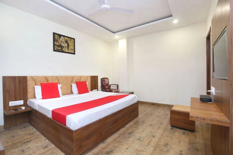 OYO 24442 Amaze Inn