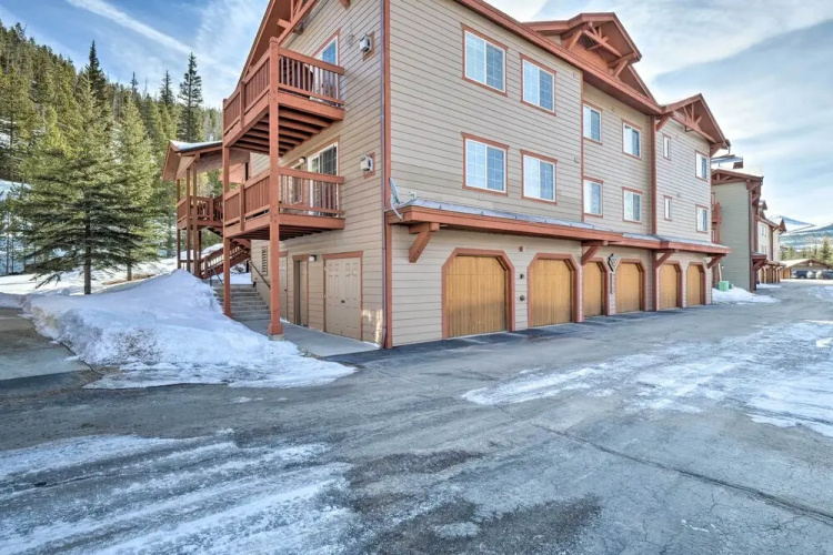 Balcony & Hot Tub Access: Modern Breck Escape!