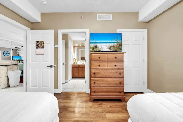 Twin Palms 1601