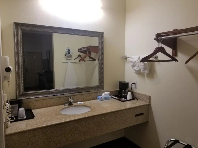 Executive Inn & Suites