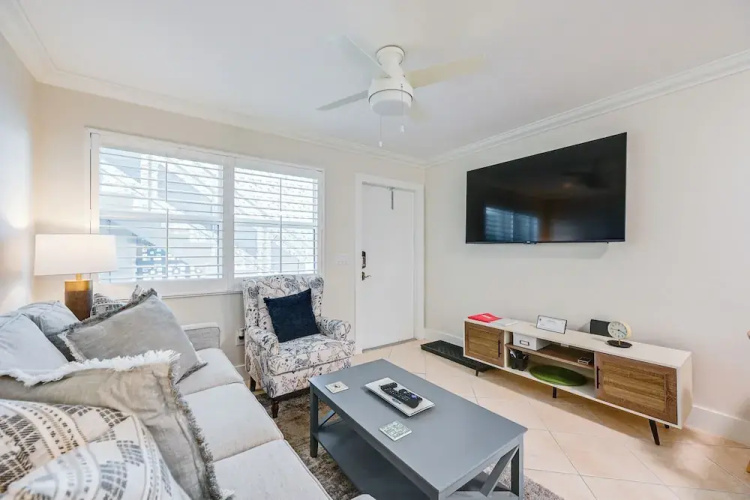 Naples Condo w/ Pool - Walk to Dining & Beach