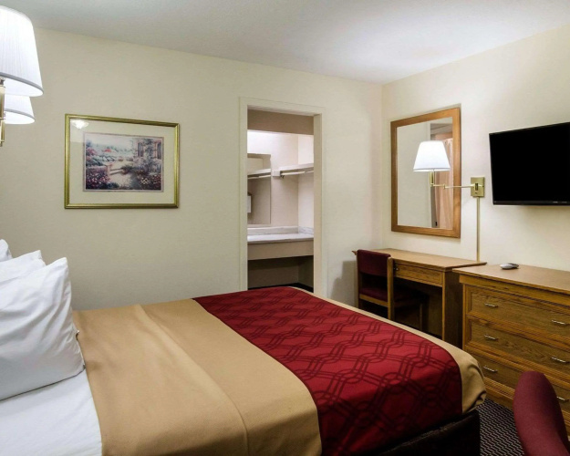 Econo Lodge Lawrence near University