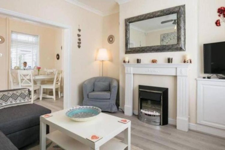 2 Bedrooms Cottage