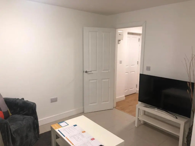 2 bedroom Large Town Centre Apartment FREE Parking